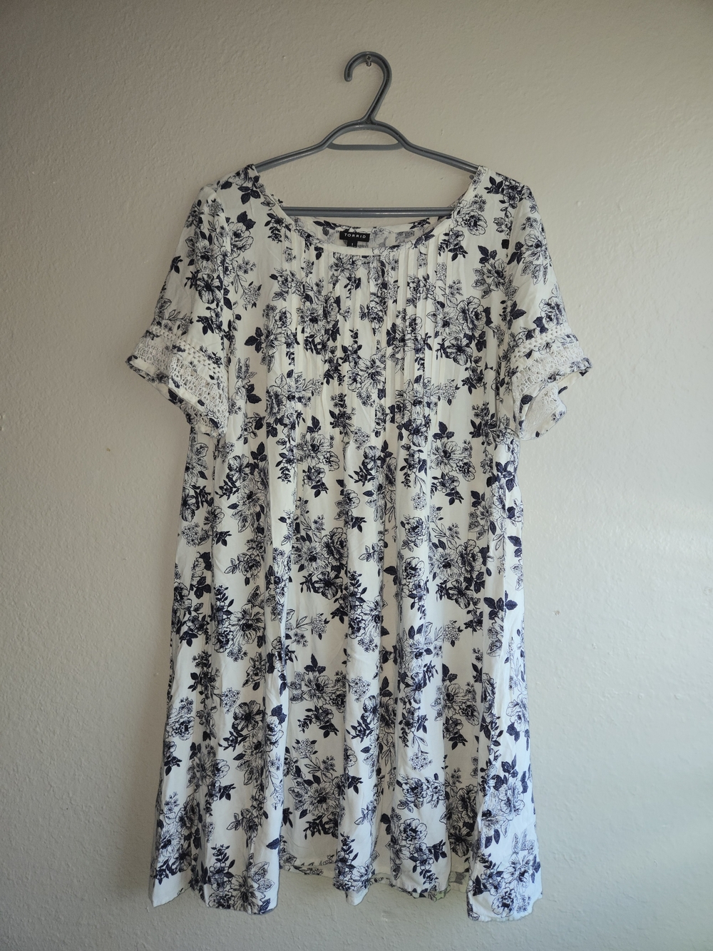 Torrid Dress Women’s Size 1 White Floral Short Sleeve Lace Trim Boho Midi Mini